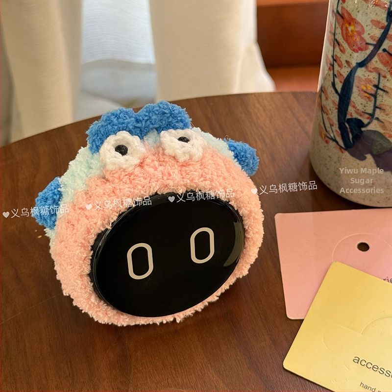 Plyšové zvieratko na hlavu pre auto dekoráciu - cartoon štýl, vzor malé zvieratá, vlna, ručné pletenie, jar 2025