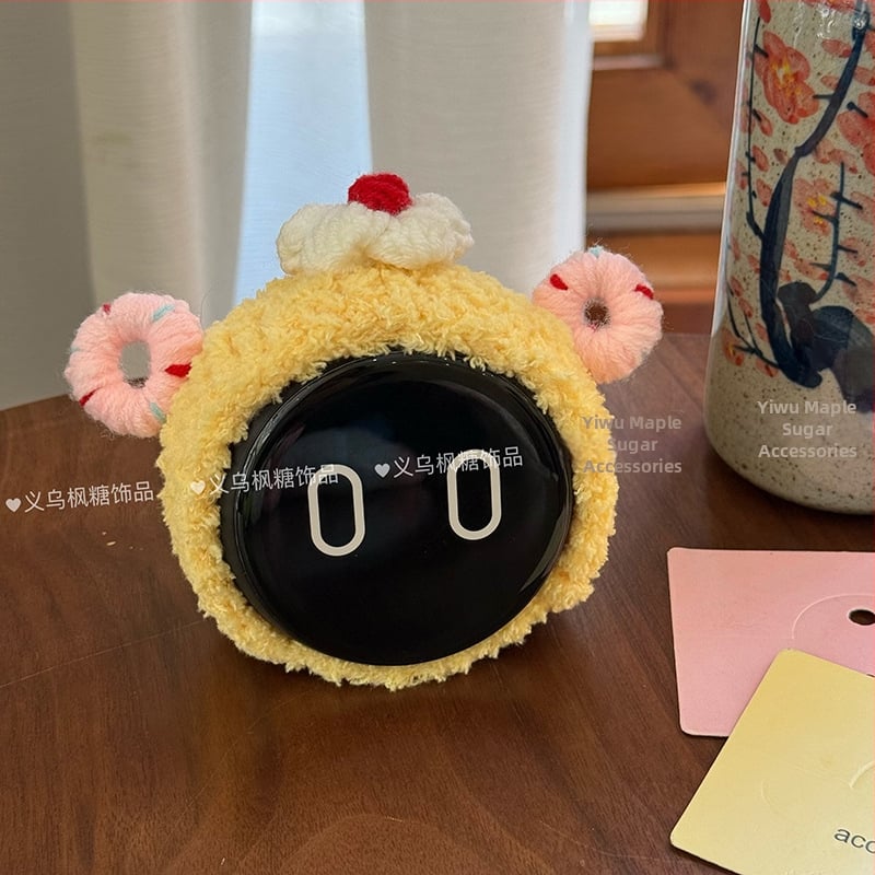 Plyšové zvieratko na hlavu pre auto dekoráciu - cartoon štýl, vzor malé zvieratá, vlna, ručné pletenie, jar 2025