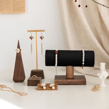Suport pentru bijuterii din lemn de nuc – în formă de T, două niveluri, pentru inele, brăţări şi cercei, recuzită fotografică
