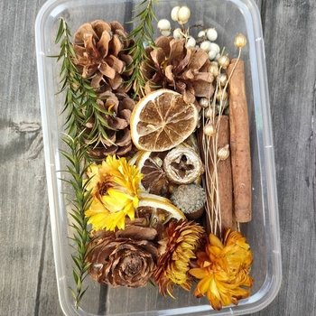 Szárított virágokból készült koszorú erezetes virágokkal és gyümölcs elemekkel, fahéj és citromszeletek díszítéssel, nem festett