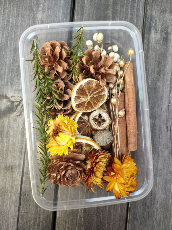 Szárított virágokból készült koszorú erezetes virágokkal és gyümölcs elemekkel, fahéj és citromszeletek díszítéssel, nem festett