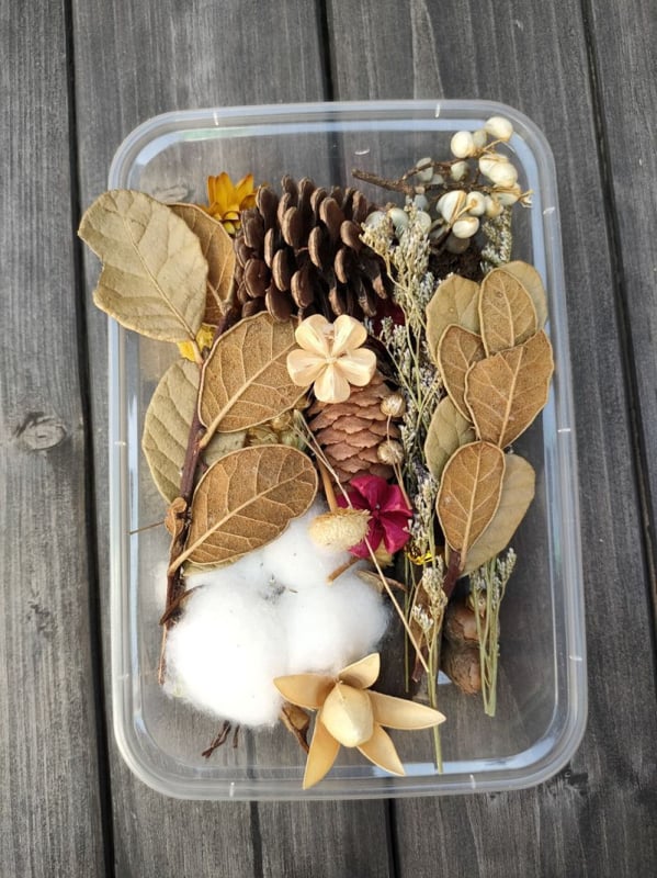 Szárított virágokból készült koszorú erezetes virágokkal és gyümölcs elemekkel, fahéj és citromszeletek díszítéssel, nem festett