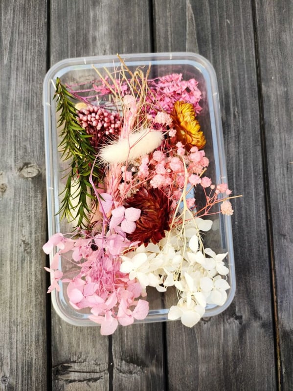 Szárított virágokból készült koszorú erezetes virágokkal és gyümölcs elemekkel, fahéj és citromszeletek díszítéssel, nem festett