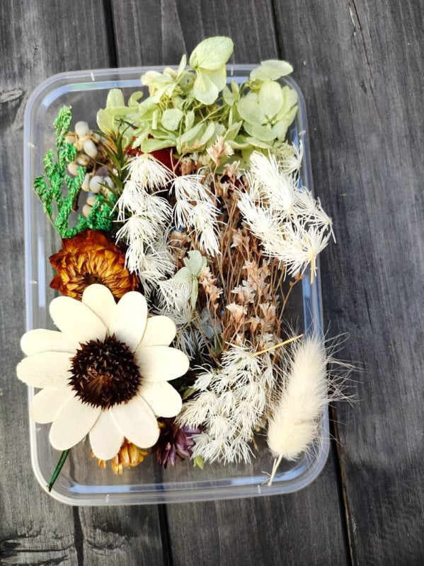 Szárított virágokból készült koszorú erezetes virágokkal és gyümölcs elemekkel, fahéj és citromszeletek díszítéssel, nem festett