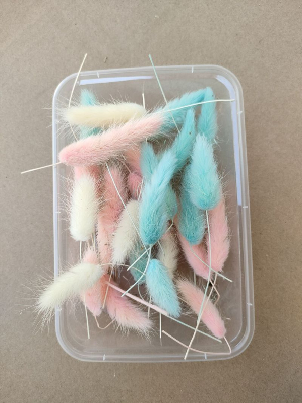 Szárított virágokból készült koszorú erezetes virágokkal és gyümölcs elemekkel, fahéj és citromszeletek díszítéssel, nem festett