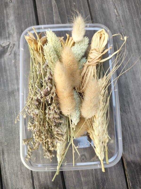 Szárított virágokból készült koszorú erezetes virágokkal és gyümölcs elemekkel, fahéj és citromszeletek díszítéssel, nem festett