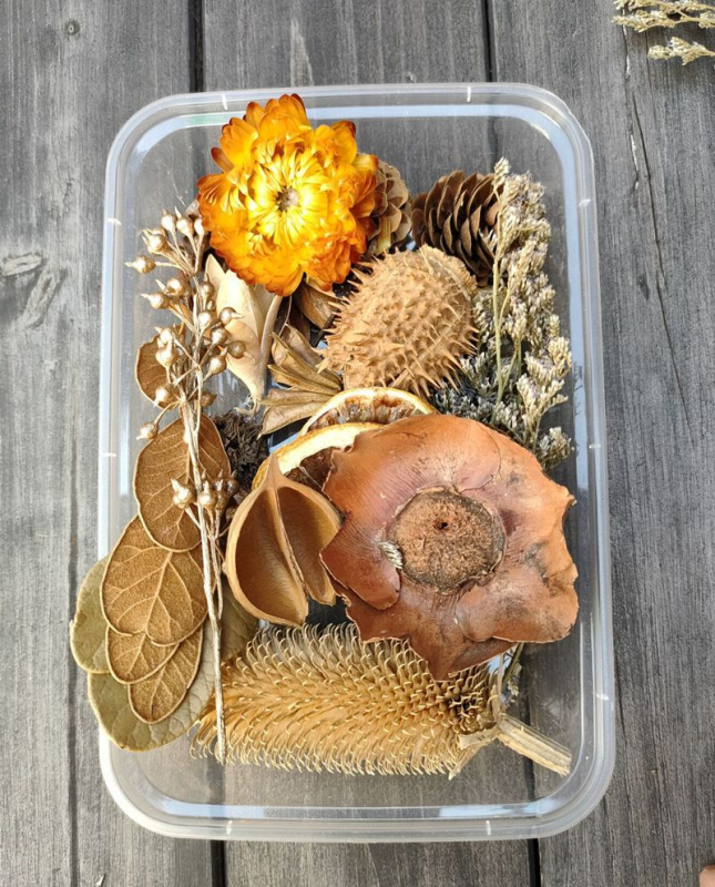 Szárított virágokból készült koszorú erezetes virágokkal és gyümölcs elemekkel, fahéj és citromszeletek díszítéssel, nem festett