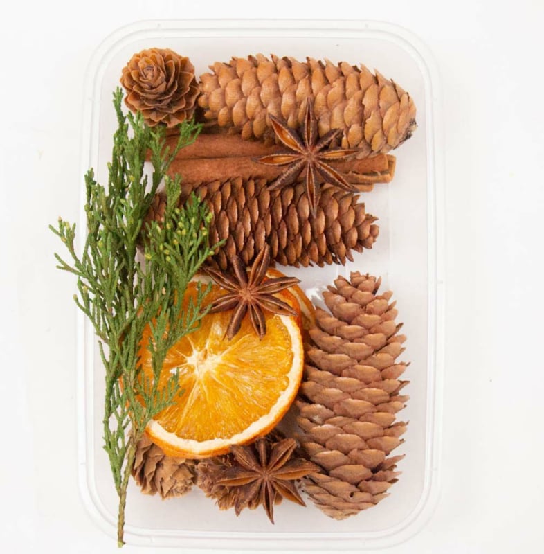 Szárított virágokból készült koszorú erezetes virágokkal és gyümölcs elemekkel, fahéj és citromszeletek díszítéssel, nem festett