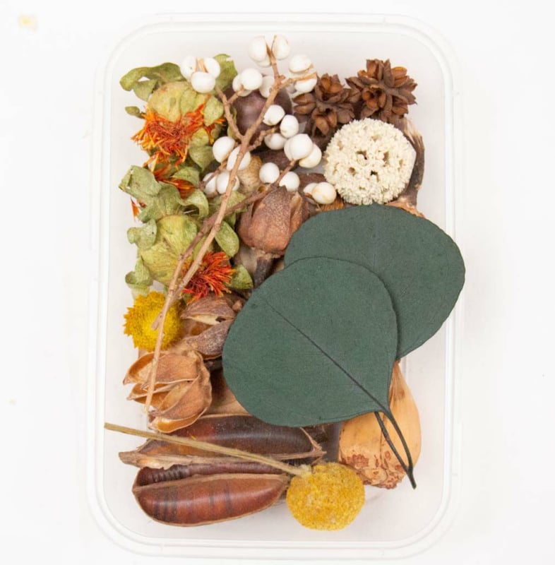 Szárított virágokból készült koszorú erezetes virágokkal és gyümölcs elemekkel, fahéj és citromszeletek díszítéssel, nem festett