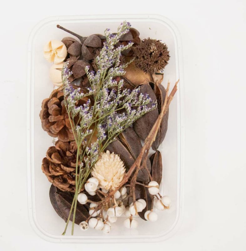 Szárított virágokból készült koszorú erezetes virágokkal és gyümölcs elemekkel, fahéj és citromszeletek díszítéssel, nem festett