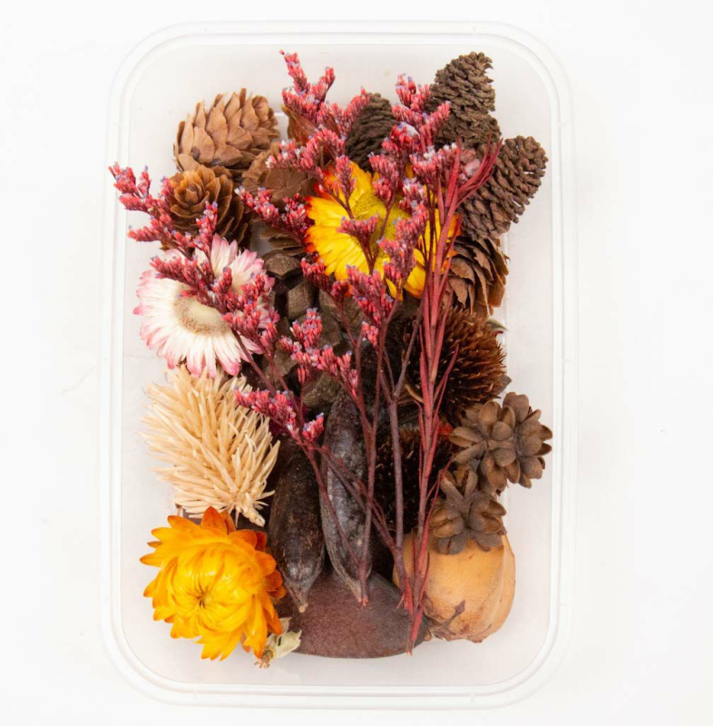 Szárított virágokból készült koszorú erezetes virágokkal és gyümölcs elemekkel, fahéj és citromszeletek díszítéssel, nem festett