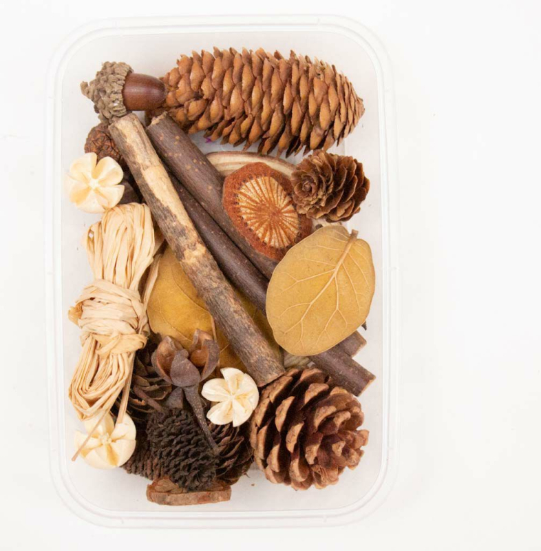 Szárított virágokból készült koszorú erezetes virágokkal és gyümölcs elemekkel, fahéj és citromszeletek díszítéssel, nem festett