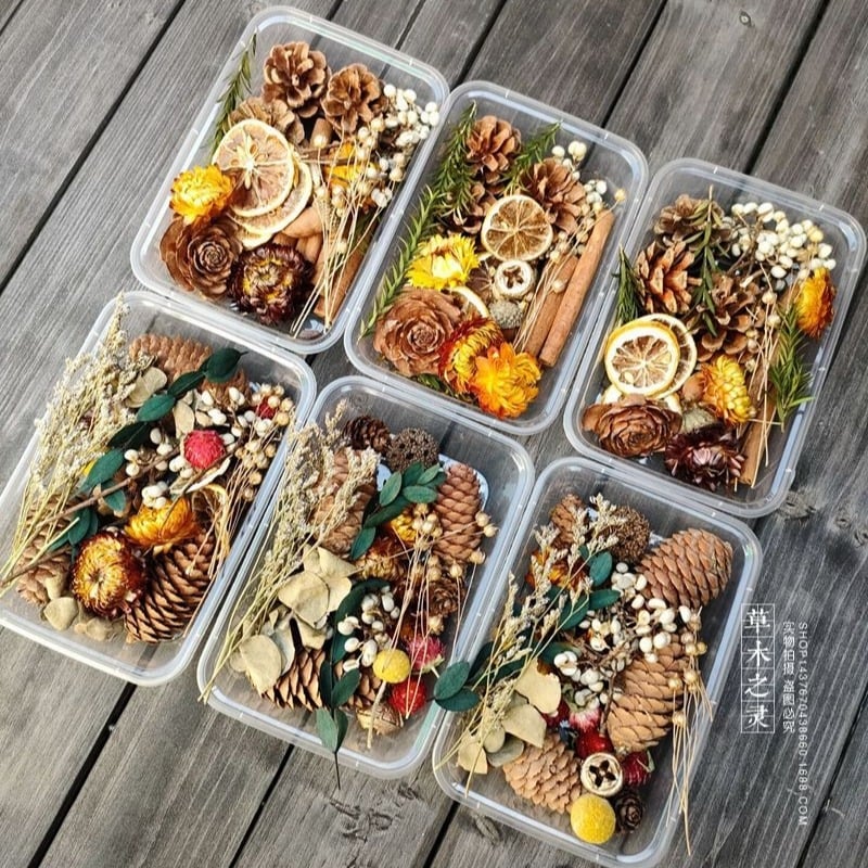 Szárított virágokból készült koszorú erezetes virágokkal és gyümölcs elemekkel, fahéj és citromszeletek díszítéssel, nem festett