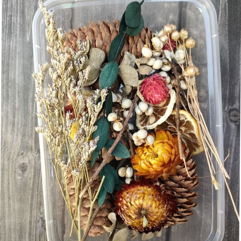 Szárított virágokból készült koszorú erezetes virágokkal és gyümölcs elemekkel, fahéj és citromszeletek díszítéssel, nem festett