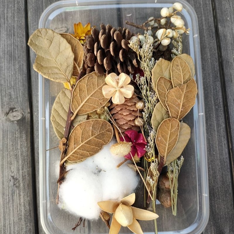 Szárított virágokból készült koszorú erezetes virágokkal és gyümölcs elemekkel, fahéj és citromszeletek díszítéssel, nem festett