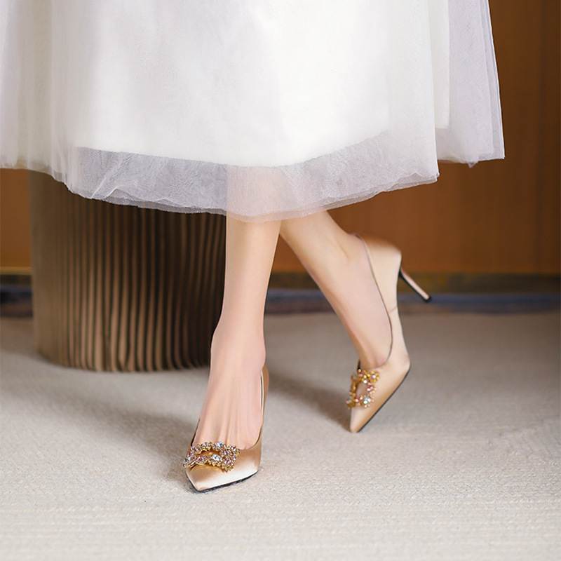 Vjenčane cipele za žene: špičasti nos, gornji dio od svilenog satena, visok uski pet 6–8 cm, gumeni potplat