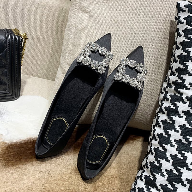 Vjenčane cipele za žene: špičasti nos, gornji dio od svilenog satena, visok uski pet 6–8 cm, gumeni potplat