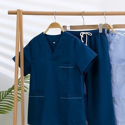 Uniszex tiszta pamut scrubruha V-nyakú, rövid ujjú, középmagas hossz, 95% pamut, hőálló, műtőtermekbe, fogorvosi klinikákra, szépségszalonokba és állatorvosi rendelőkbe