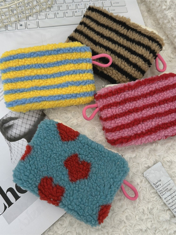 Poșetă cosmetică cu inimă de pluș, model în dungi, căptușeală din pânză, pentru femei