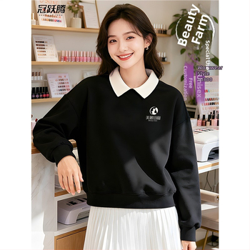 Costum de lucru pentru cosmeticieni de înaltă calitate — hanorac cu logo pentru saloanele de unghii și înfrumusețare, toamnă–iarnă, guler din blană, mâneci lungi. Material principal: spandex; conținut sub 30%; protecție anti-murdărire și dezinfectare.