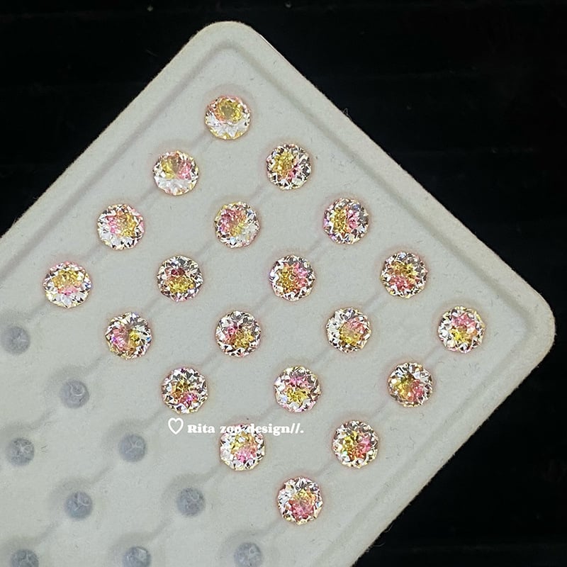 Auskari ar gradientu ziedu motīvu, ģeometriska forma, titāna tērauds, elektroplatinga pārklājums, pavasaris 2025, personīgais stils