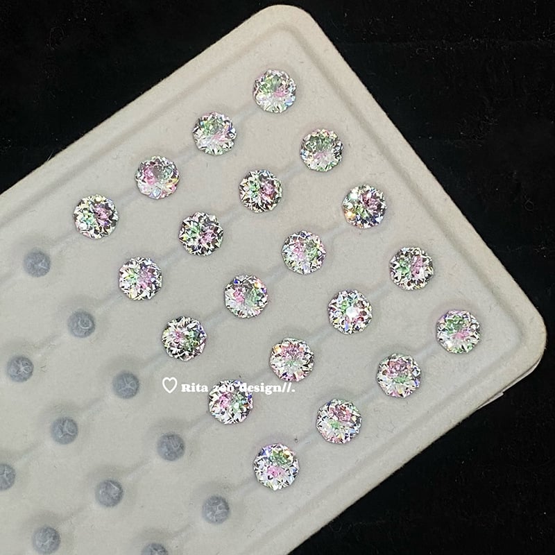 Auskari ar gradientu ziedu motīvu, ģeometriska forma, titāna tērauds, elektroplatinga pārklājums, pavasaris 2025, personīgais stils