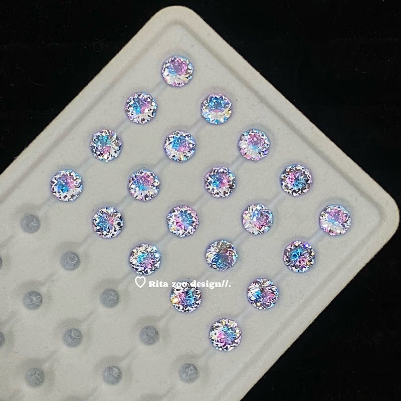 Auskari ar gradientu ziedu motīvu, ģeometriska forma, titāna tērauds, elektroplatinga pārklājums, pavasaris 2025, personīgais stils