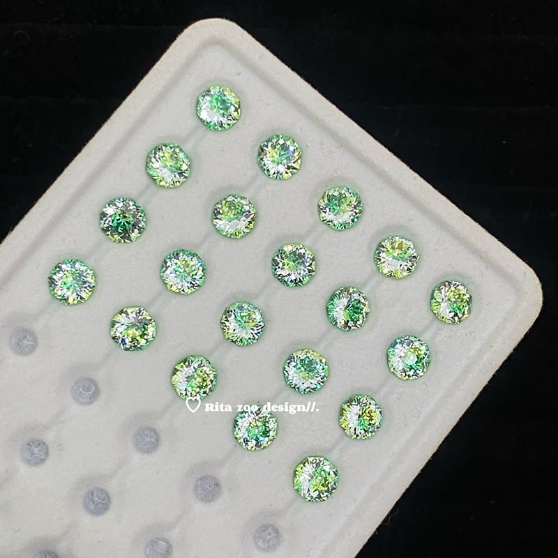 Auskari ar gradientu ziedu motīvu, ģeometriska forma, titāna tērauds, elektroplatinga pārklājums, pavasaris 2025, personīgais stils