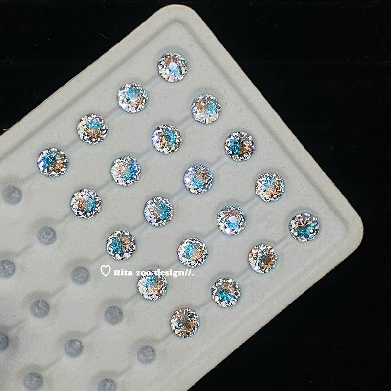 Auskari ar gradientu ziedu motīvu, ģeometriska forma, titāna tērauds, elektroplatinga pārklājums, pavasaris 2025, personīgais stils