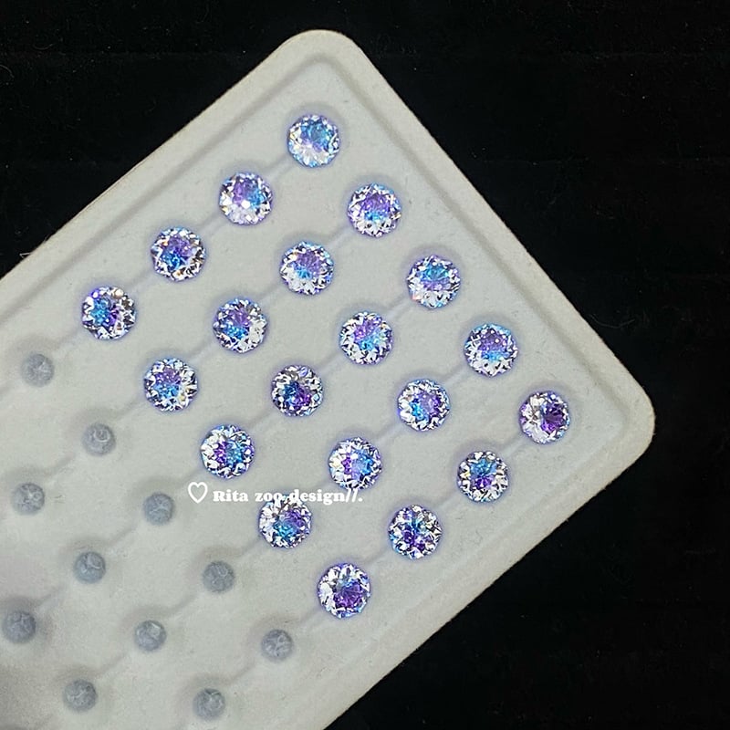 Auskari ar gradientu ziedu motīvu, ģeometriska forma, titāna tērauds, elektroplatinga pārklājums, pavasaris 2025, personīgais stils