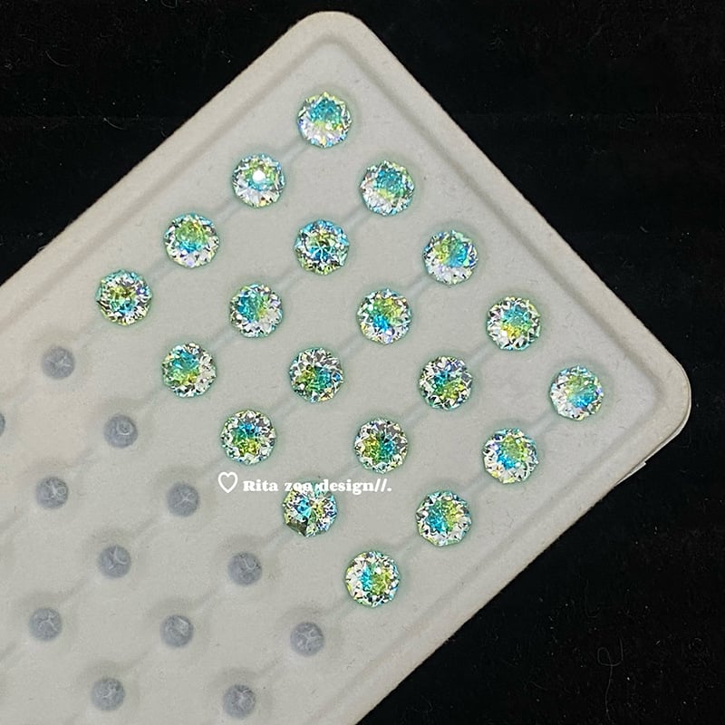 Auskari ar gradientu ziedu motīvu, ģeometriska forma, titāna tērauds, elektroplatinga pārklājums, pavasaris 2025, personīgais stils