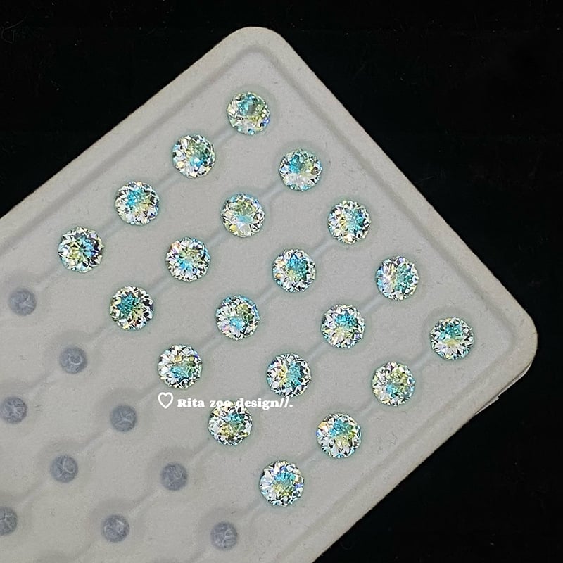 Auskari ar gradientu ziedu motīvu, ģeometriska forma, titāna tērauds, elektroplatinga pārklājums, pavasaris 2025, personīgais stils