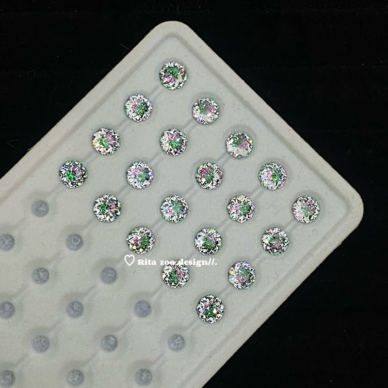 Auskari ar gradientu ziedu motīvu, ģeometriska forma, titāna tērauds, elektroplatinga pārklājums, pavasaris 2025, personīgais stils