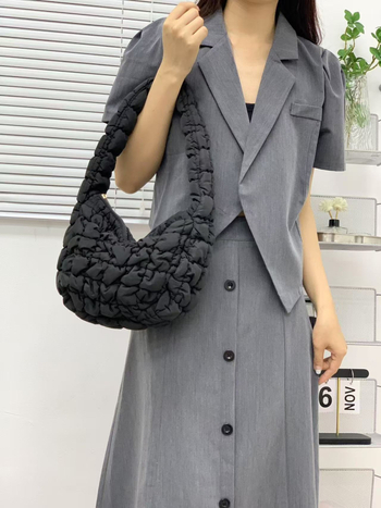 Válltáska felhő-pleat dizájnnal, nylon külső, cipzáras nyitás, poliészter bélés, uniszex stílus, mindennapi használatra