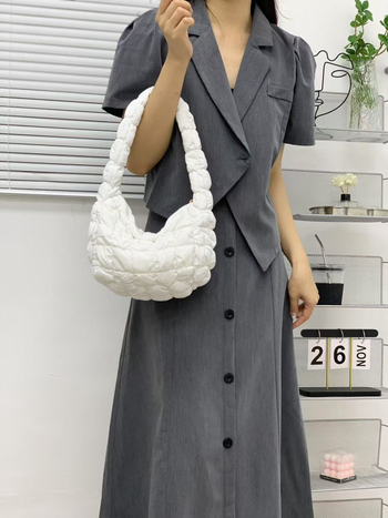 Válltáska felhő-pleat dizájnnal, nylon külső, cipzáras nyitás, poliészter bélés, uniszex stílus, mindennapi használatra