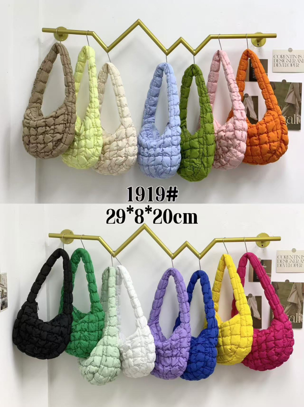 Válltáska felhő-pleat dizájnnal, nylon külső, cipzáras nyitás, poliészter bélés, uniszex stílus, mindennapi használatra