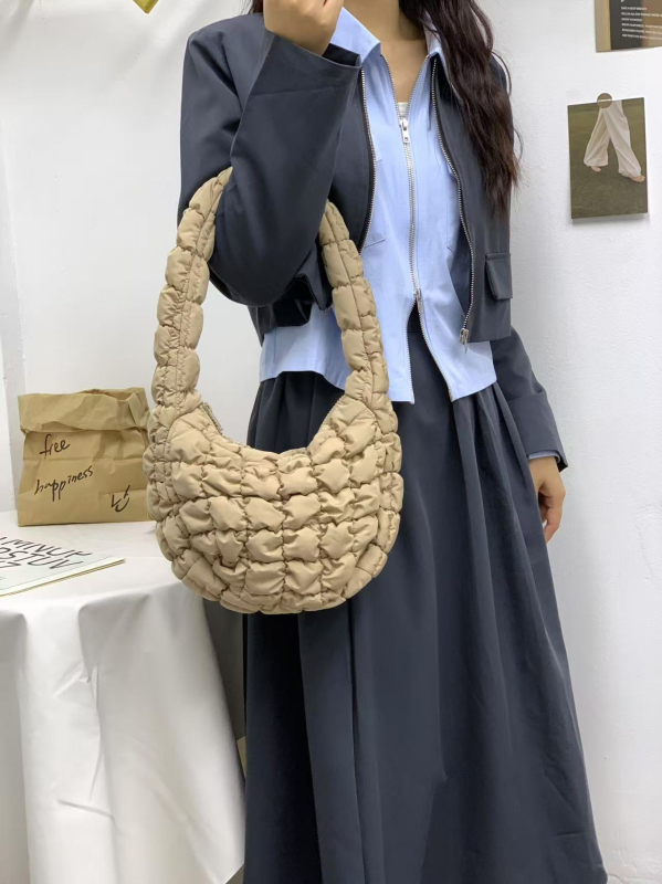 Válltáska felhő-pleat dizájnnal, nylon külső, cipzáras nyitás, poliészter bélés, uniszex stílus, mindennapi használatra