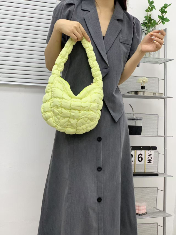 Válltáska felhő-pleat dizájnnal, nylon külső, cipzáras nyitás, poliészter bélés, uniszex stílus, mindennapi használatra