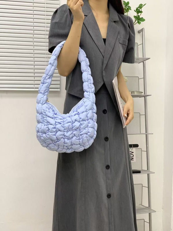 Válltáska felhő-pleat dizájnnal, nylon külső, cipzáras nyitás, poliészter bélés, uniszex stílus, mindennapi használatra