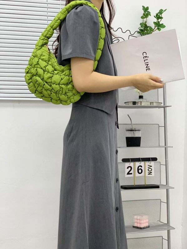 Válltáska felhő-pleat dizájnnal, nylon külső, cipzáras nyitás, poliészter bélés, uniszex stílus, mindennapi használatra