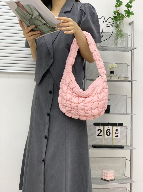 Válltáska felhő-pleat dizájnnal, nylon külső, cipzáras nyitás, poliészter bélés, uniszex stílus, mindennapi használatra