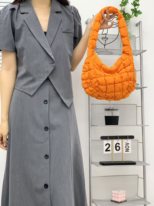 Válltáska felhő-pleat dizájnnal, nylon külső, cipzáras nyitás, poliészter bélés, uniszex stílus, mindennapi használatra