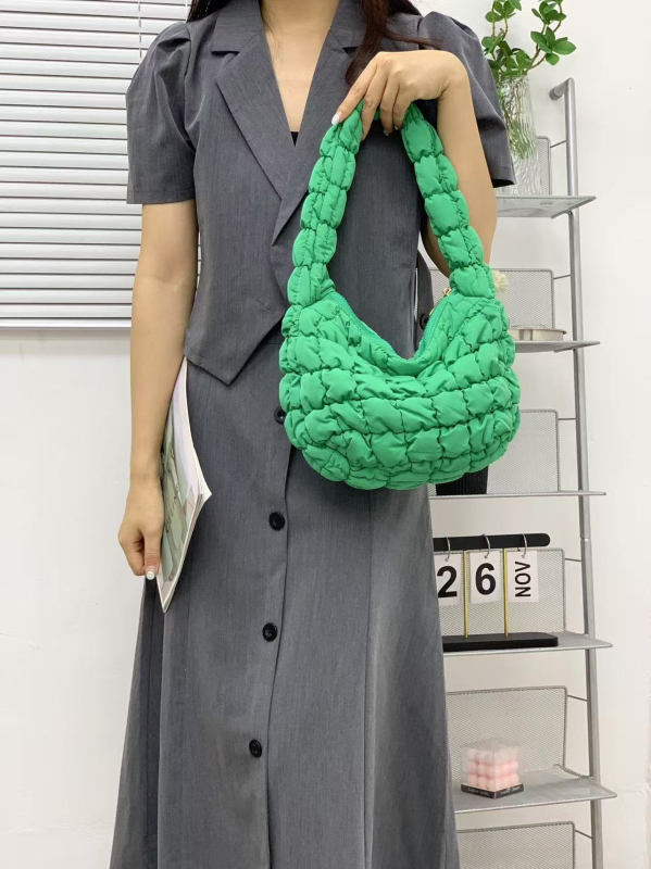 Válltáska felhő-pleat dizájnnal, nylon külső, cipzáras nyitás, poliészter bélés, uniszex stílus, mindennapi használatra