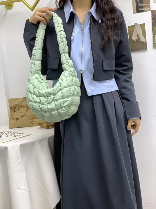 Válltáska felhő-pleat dizájnnal, nylon külső, cipzáras nyitás, poliészter bélés, uniszex stílus, mindennapi használatra