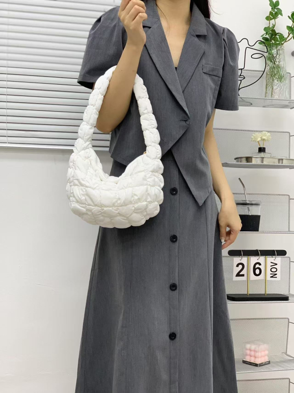 Válltáska felhő-pleat dizájnnal, nylon külső, cipzáras nyitás, poliészter bélés, uniszex stílus, mindennapi használatra