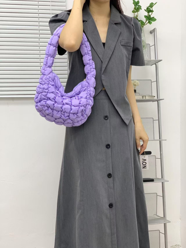 Válltáska felhő-pleat dizájnnal, nylon külső, cipzáras nyitás, poliészter bélés, uniszex stílus, mindennapi használatra