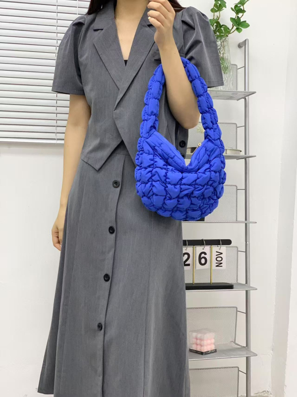 Válltáska felhő-pleat dizájnnal, nylon külső, cipzáras nyitás, poliészter bélés, uniszex stílus, mindennapi használatra