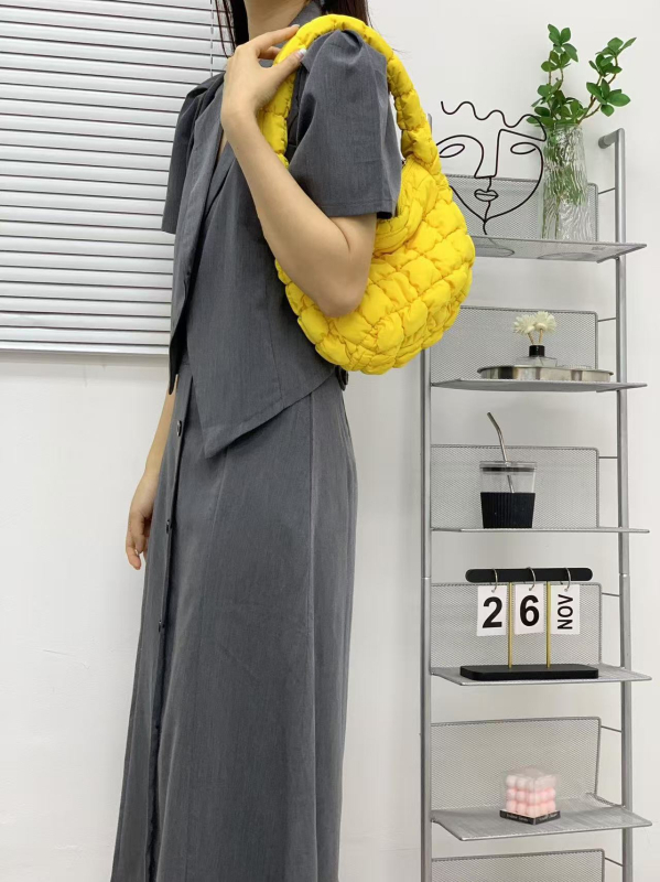 Válltáska felhő-pleat dizájnnal, nylon külső, cipzáras nyitás, poliészter bélés, uniszex stílus, mindennapi használatra