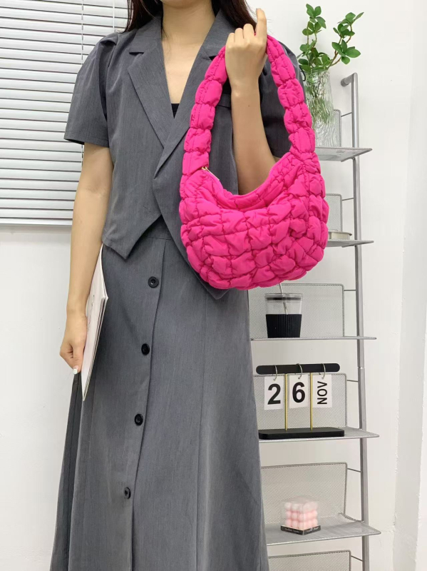 Válltáska felhő-pleat dizájnnal, nylon külső, cipzáras nyitás, poliészter bélés, uniszex stílus, mindennapi használatra