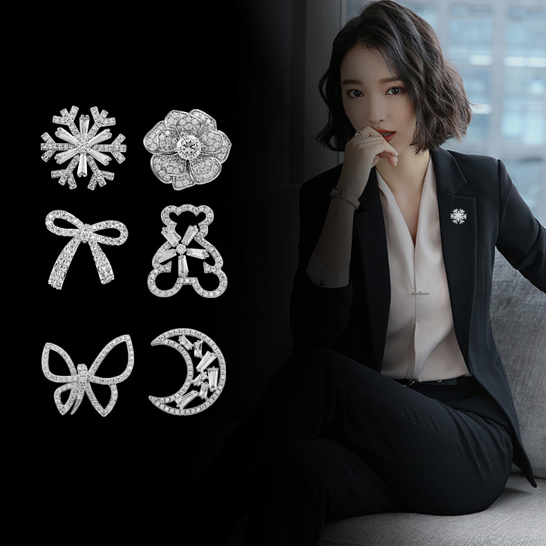 Rézből készült brooch cirkóniával, masni motívum, hópehely, mikroinlay